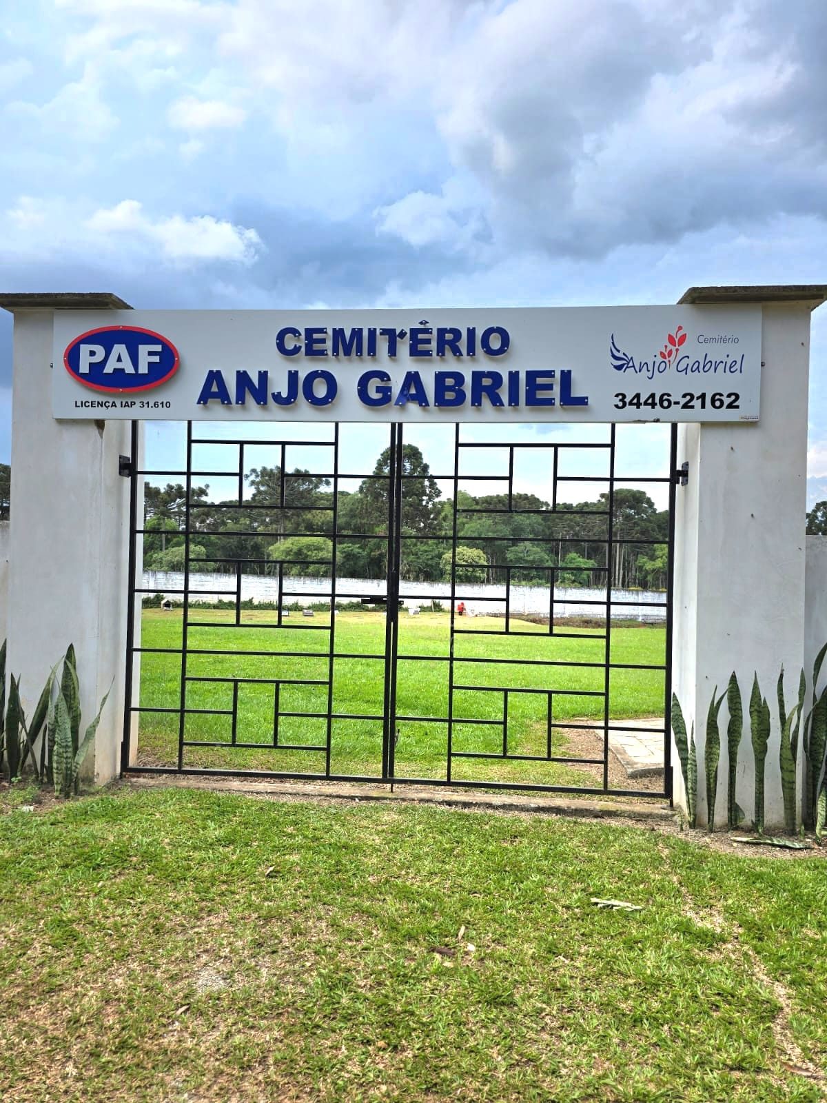Portão de entrada do Cemitério Anjo Gabriel